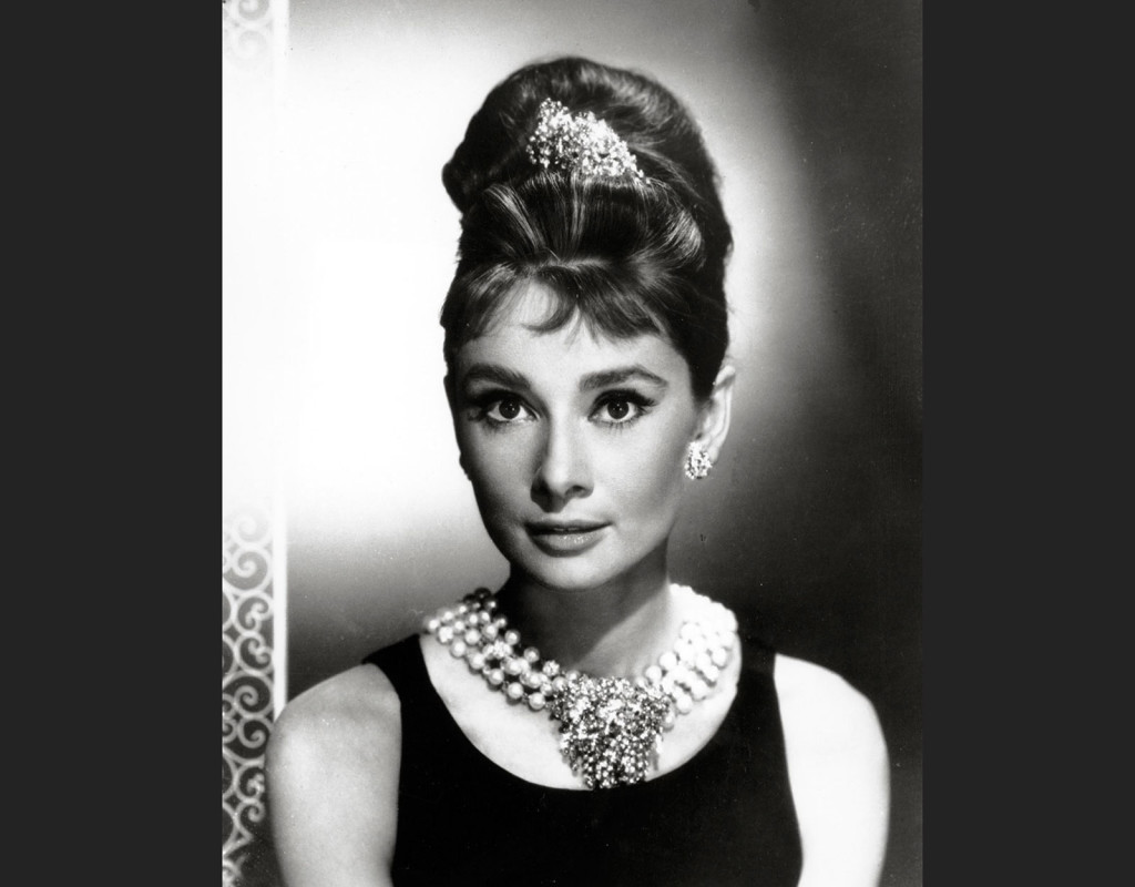 Många accessoarer. Här är Audrey Hepburn i lyxiga varianter.