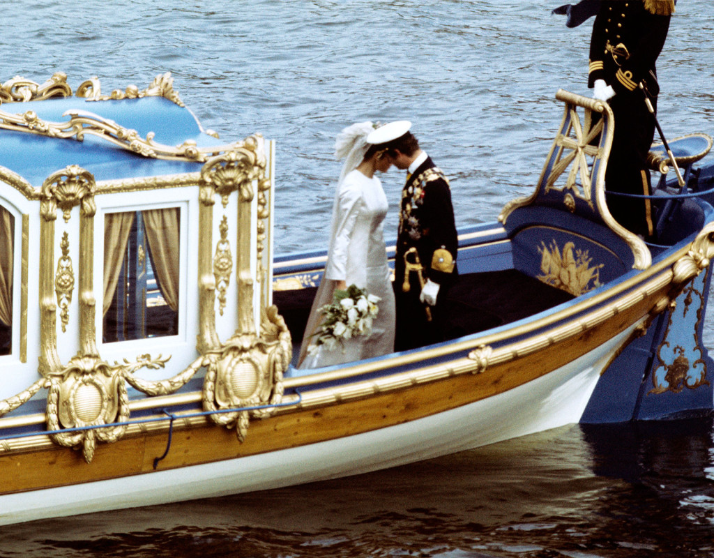 Carl XVI Gustaf, kung Sverige och Silvia Sommerlath, Tyskland, gifter sig i Storkyrkan, i Stockholm den 19 juni 1976. Hon var iklädd en brudklänning från Dior och bar samma kamédiadem som kungens mamma, prinsessan Sibylla.
Fotograf: AFTONBLADET