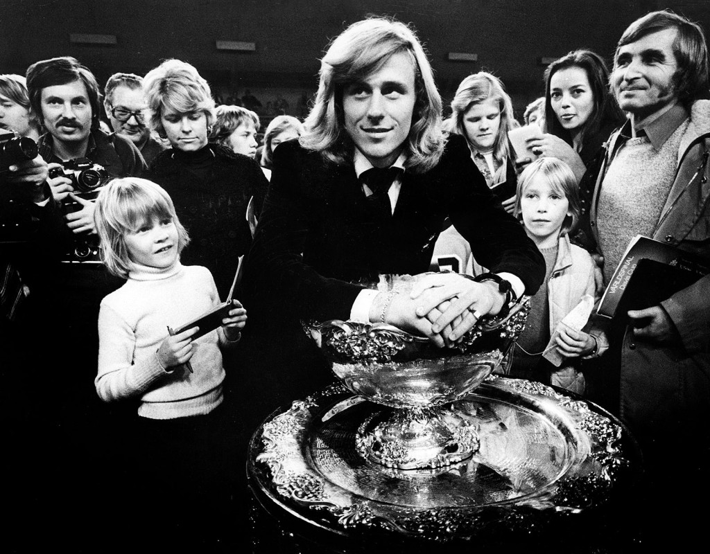 Davis Cup 1975. Björn Borg har precis vunnit mot Tjeckoslovakien, med 3-1. Sveriges första Davis Cup-seger. Här visar han nöjd upp segerpokalen.
Fotograf: ROLF PETTERSSON