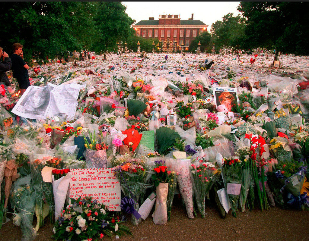 Prinsessan Dianas död, 1997 kom att bli en världsnyhet. Hon sörjdes av miljoner. Här syns blomhavet vid Kensington Palace, i London. Foto: AP