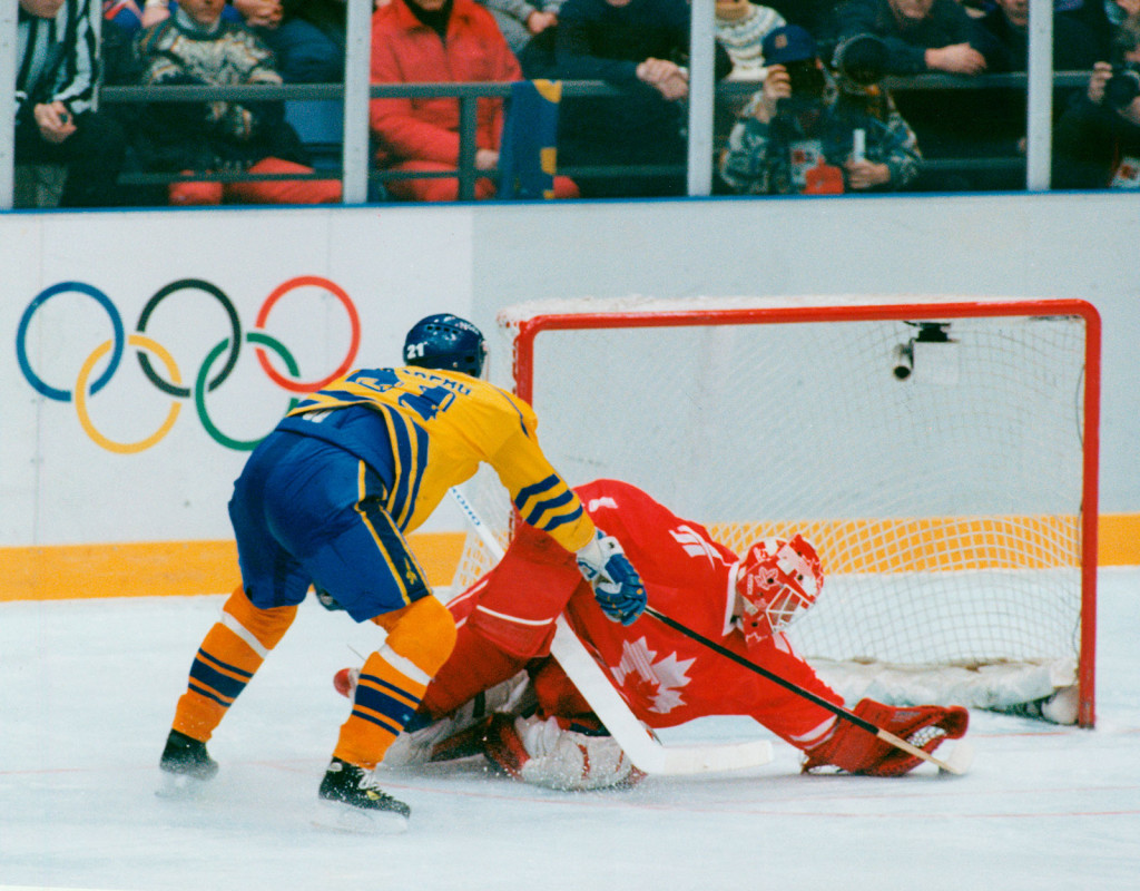 Sverige vann OS-guld i Lillehammer, Norge 1994. Här lägger Peter Forsberg "Foppa", in sin sista straff bakom Corey Hirsch i Kanadamålet. Foto: Urban Andersson