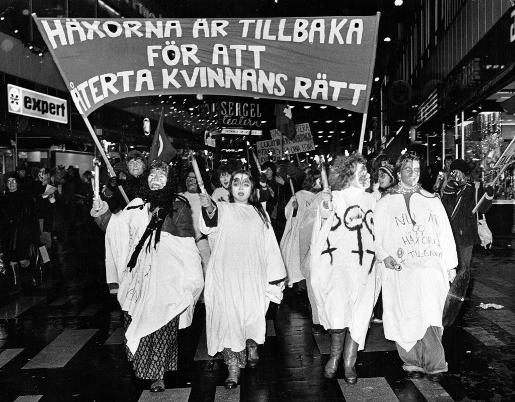 Vietnamprotesterna är över, men det finns fortfarande skäl att ge sig ut att demonstrera. Här är det kvinnor som demonstrerar mot Lucia. "Häxorna" är tillbaka och slåss för kvinnans frigörelse”. Stockholm, 1976. 
Fotograf: PER BJÖRN