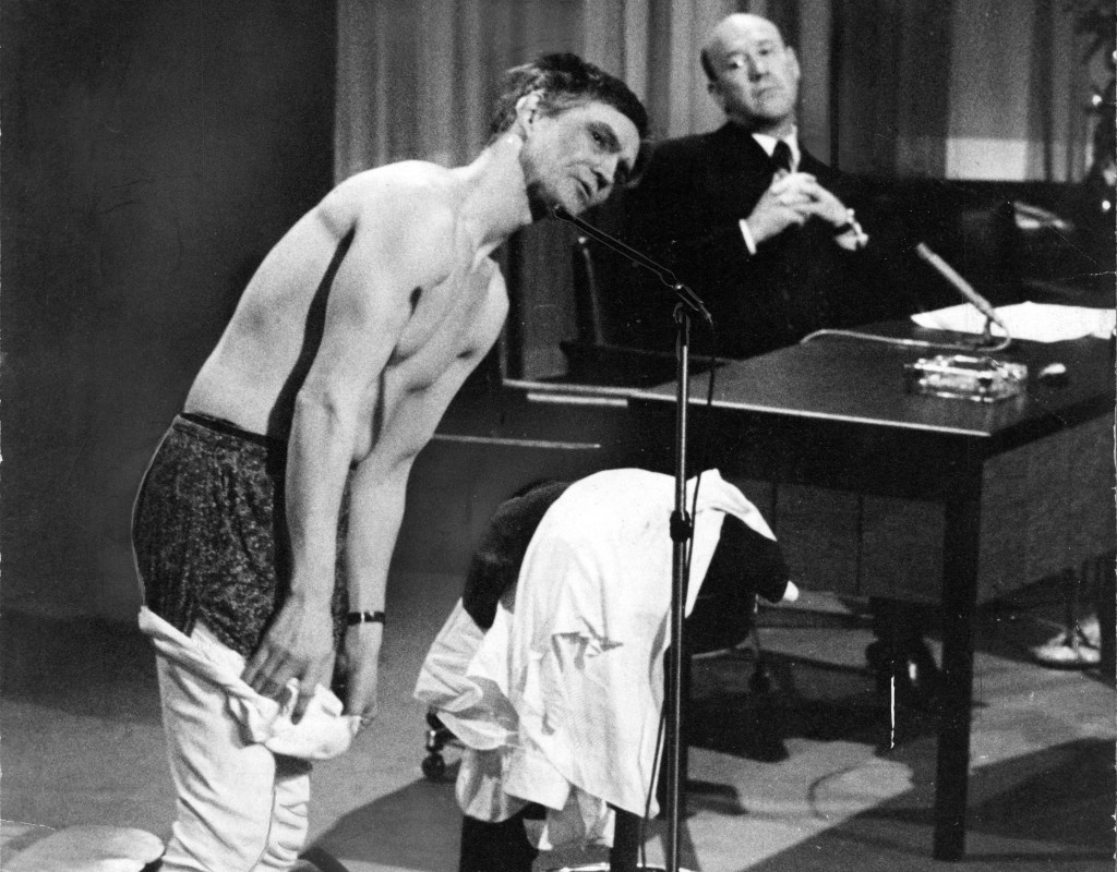 Det blev liv i luckan när skådespelaren Per Oscarsson strippade i "Hylands hörna" 1966.
Foto: KJELL GUSTAFSSON