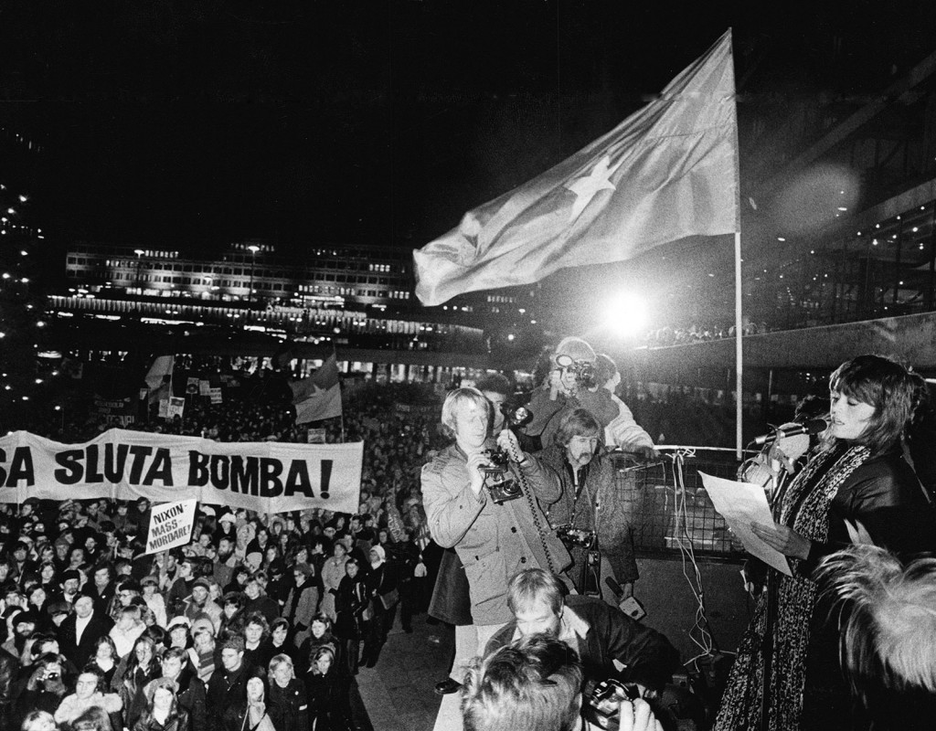 Barn och vuxna demonstrerar mot Vietnamkriget. I Sverige dominerades rörelsen av ”De förenade FNL-grupperna”. Här håller den amerikanska skådespelerskan och aktivisten Jane Fonda tal till demonstranterna på Sergels torg i Stockholm.
