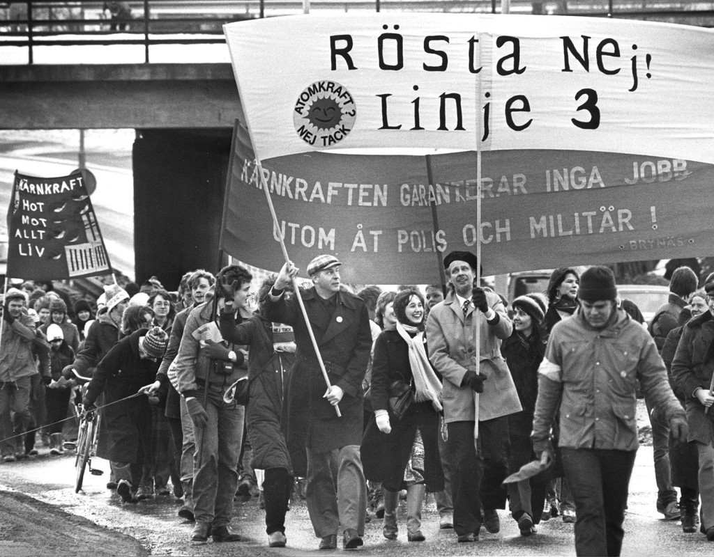 Den 23 mars 1980 röstar svenskarna om avveckling av kärnkraften. De olika förslagen kallades för linje 1, linje 2 och linje 3. Här ses loggan för linje 3 som innebar avveckling inom 10 år. Linje 2 "successiv avveckling" vann. 
Foto: AFTONBLADET