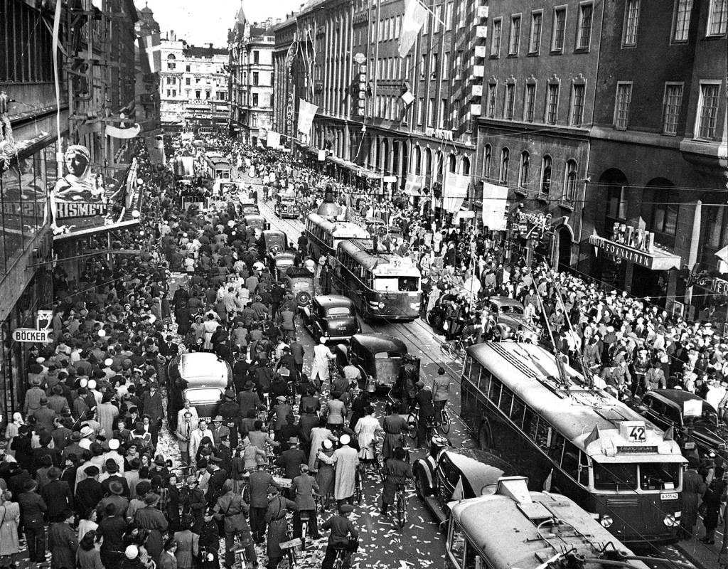 Fred! Runt 10 000 människor firar krigsslutet. Kungsgatan, Stockholm, 1945.
Foto: AFTONBLADET