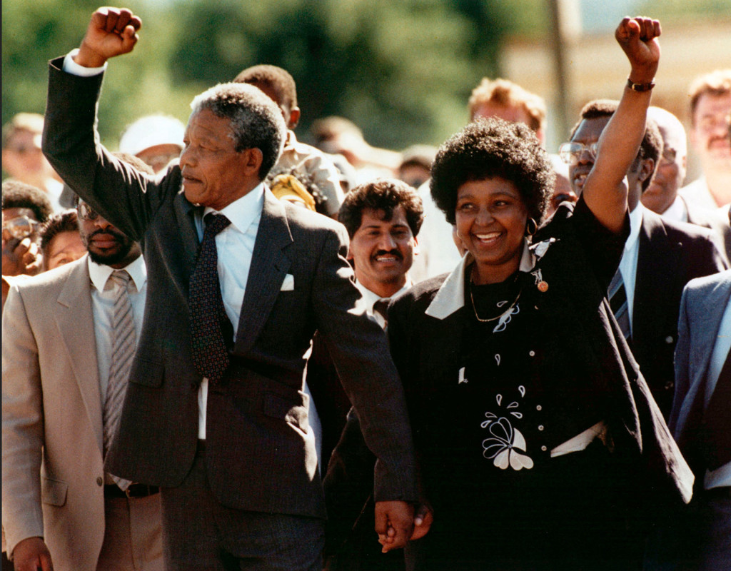 Den 11 februari 1990, Nelson Mandela, med sin fru Winnie, strax efter att han frigivits efter att ha suttit i fängelse i Sydafrika, i 25 år. Den 6 juli året därpå blir Mandela ordförande i ANC. Foto: AP