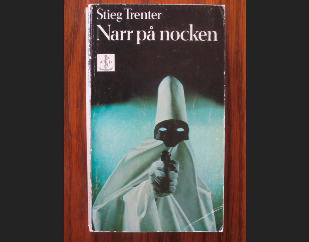 Narr på nocken, Stieg Trenter (1956)