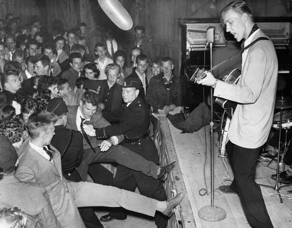 Rock'n'roll i Norrtälje. ”Rock-Ragge” under en konsert i Norrtälje 1959. Ragnar Nygren slog igenom nationellt 1957 som frontfigur i bandet Rock-Ragge & His Four Comets. Första spelningen på Nalen blev en stor succé. Samma år spelade bandet in sin första EP-skiva med Teach You To Rock, Be-Bop-A-Lula, Blue Jean Bop och Ballroom Baby. 
Foto: AFTONBLADET/ARKIV