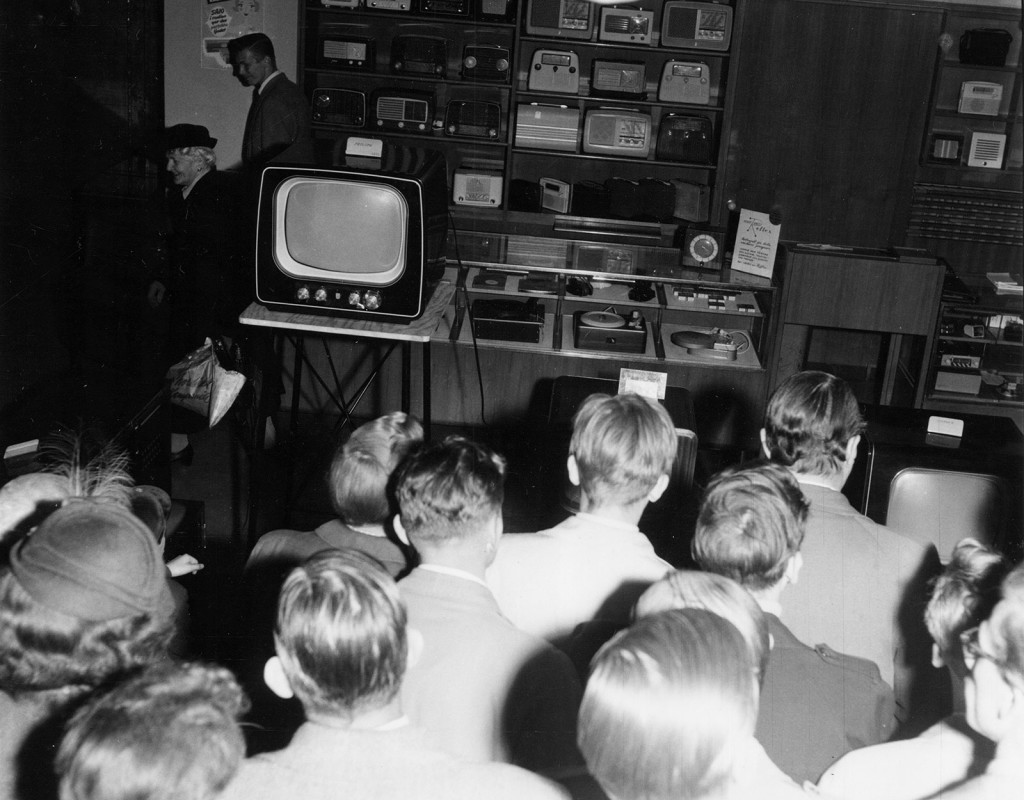 I maj 1954 genoförs en veckas provsändningar med television från Tekniska högskolan i Stockholm. Det ska dock dröja ytterligare ett par år innan Sverige får sina första ordinarie sändningar. Den 4 september 1956 sänds Sveriges första officiella tv-program, "Tänker ni rösta?” – ett valprogram med Lennart Hyland.
Foto: TORE EKHOLM