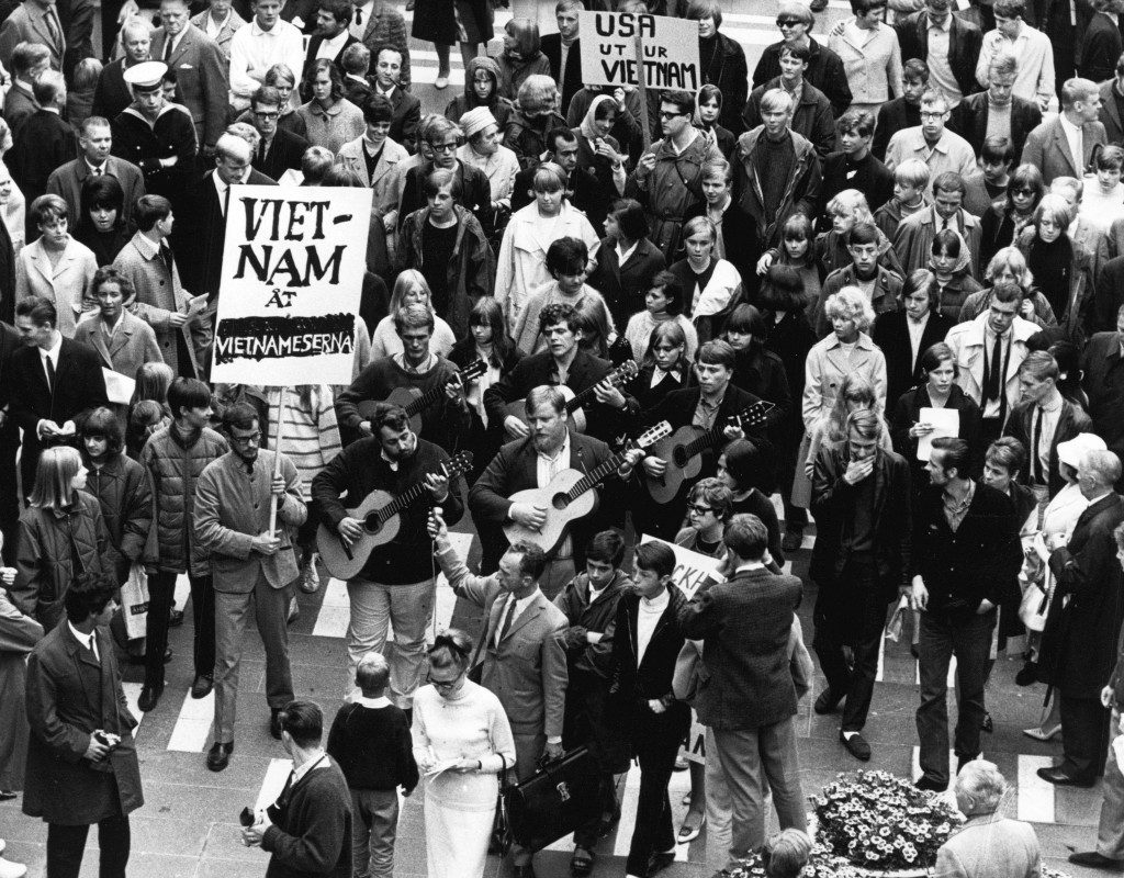 Demonstration mot USA och Vietnamkriget, med bland andra Cornelis Vreeswijk och Fred Åkerström. Hötorget 1965.
Foto: ÅKE MALMSTRÖM