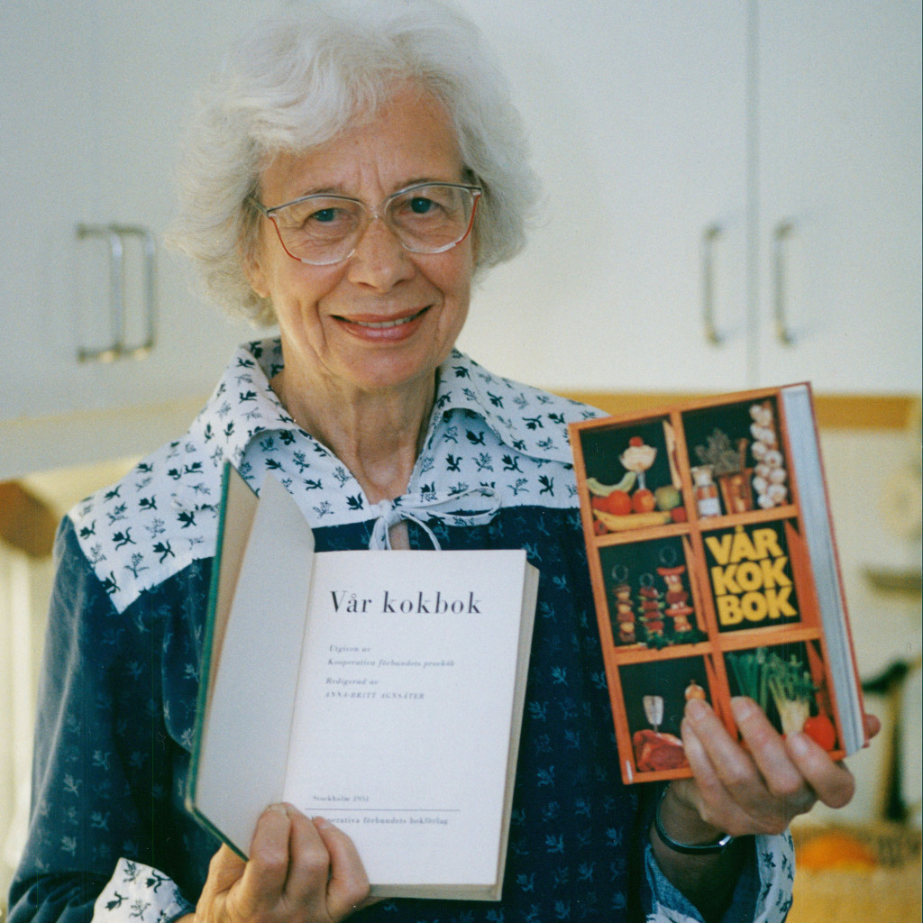 Anna-Britt Agnsäter med "Vår kokbok", som blev en storsäljare under 1970-talet.