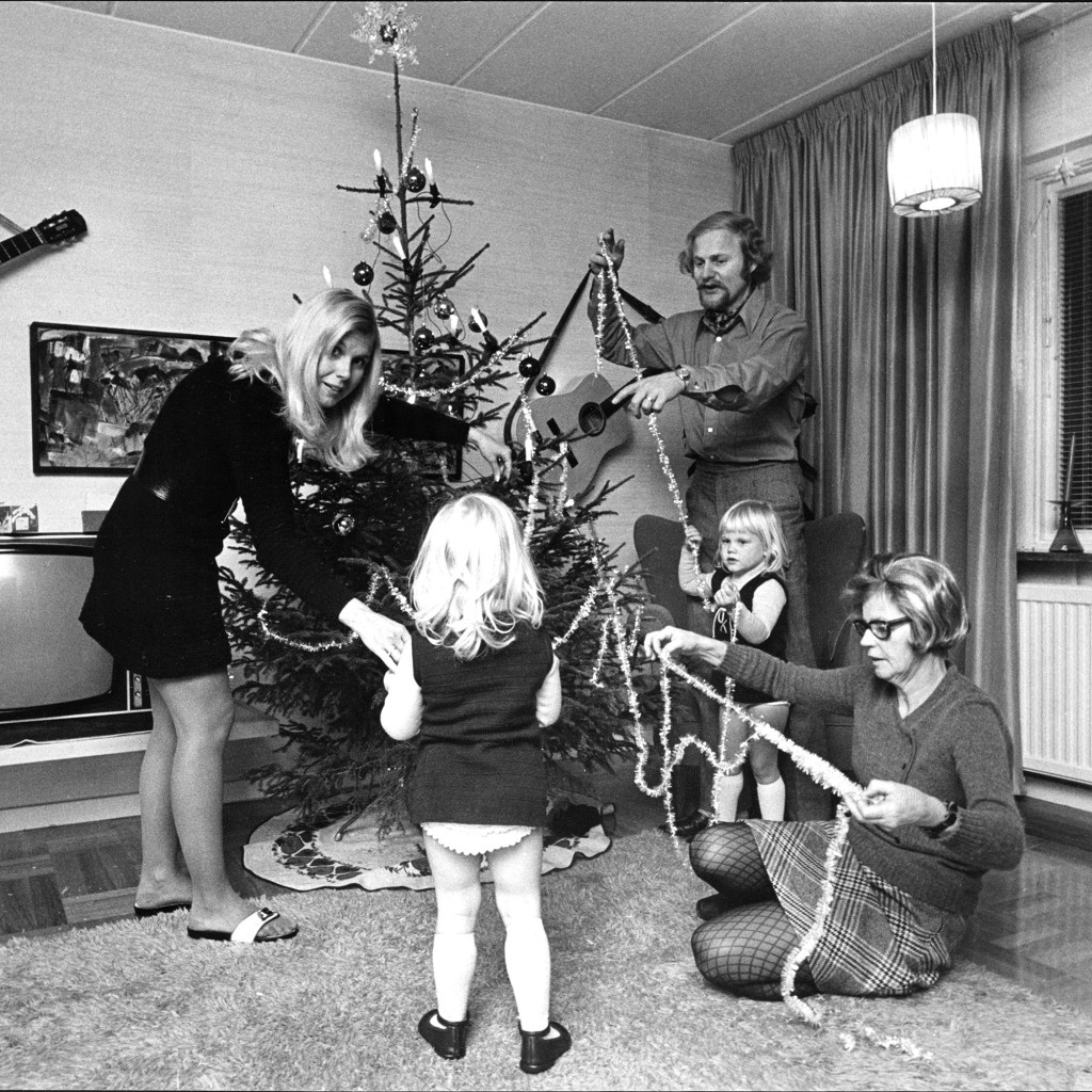 Ann-Louise Hanson, sångare, klär granen med sina tvillingar Jenni och Jessica, samt maken Bruno Glenmark och mormor Anna Hanson i slutet av december 1970. Foto: Peter Knopp.