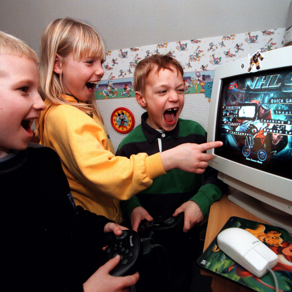 Många barn drömde om ett hårt paket med dataspel under 1990-talet. Här spelas NHL 99. Foto: Kai Rehn.