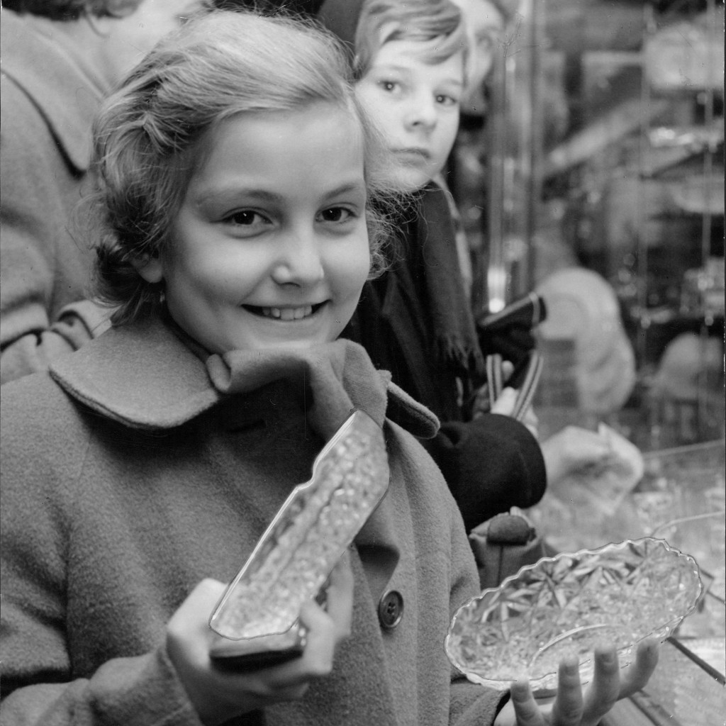 En liten flicka, Christina handlar glasassietter till sin mamma och mormor i julklapp.