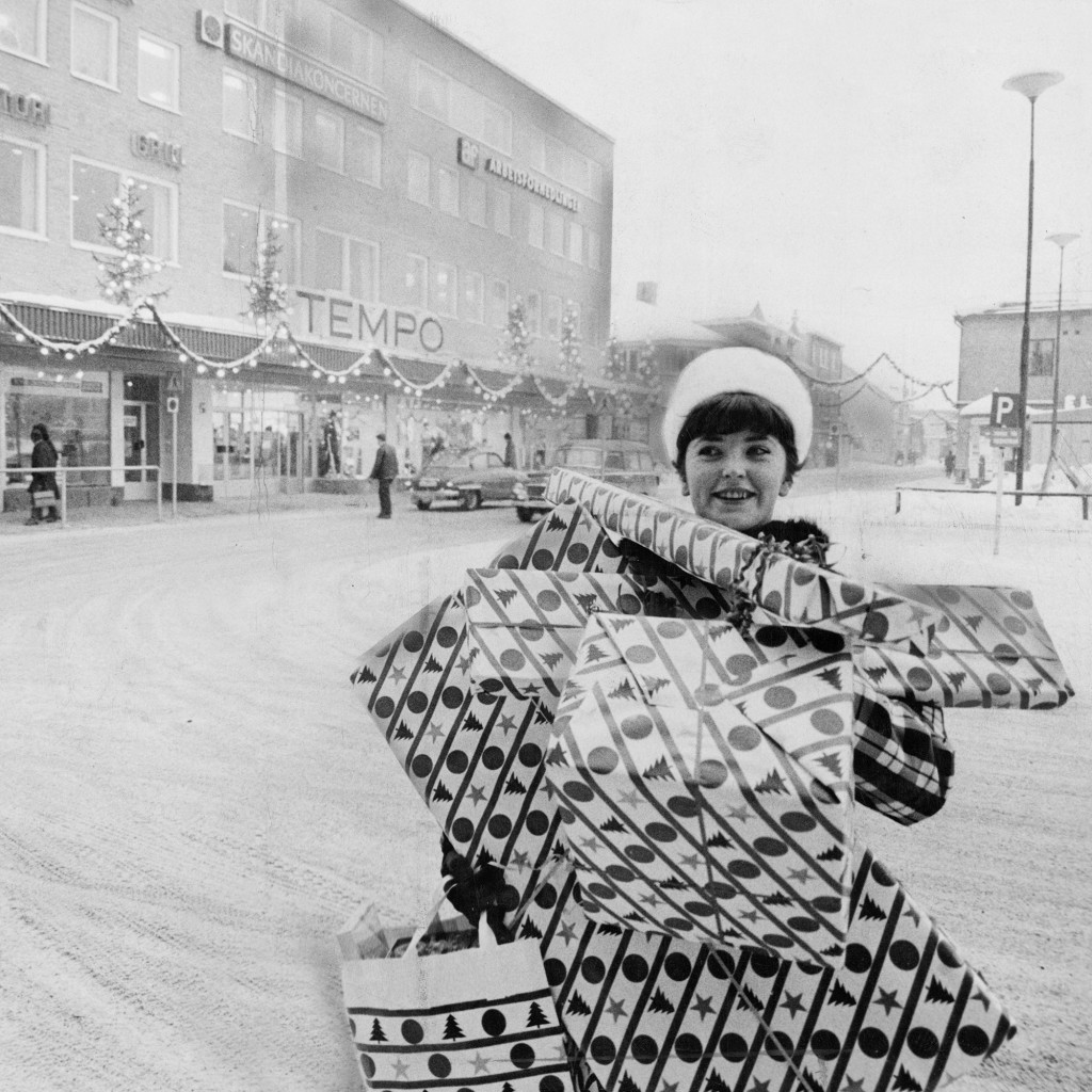Priskrig i Lycksele 1965. Monica Berg handlade famnen full av julklappar.