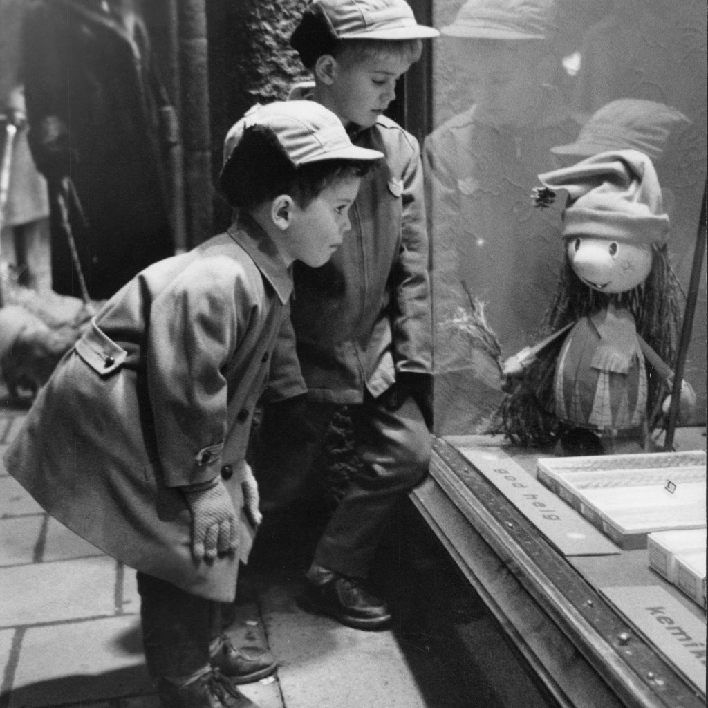 Ulf, 4 och Gustaf 6 år, tittar förundrat på julskyltningen, år 1959.