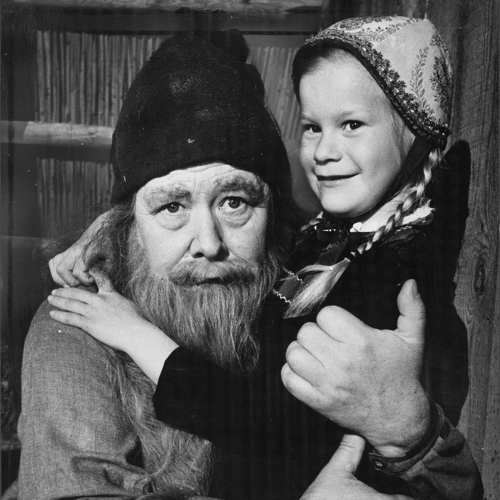 Julkalendern 1980. Det blir jul på Möllegården. Lasse Pöysti och Mona Lundgren syns på bilden. Foto: Göran Strandberg.