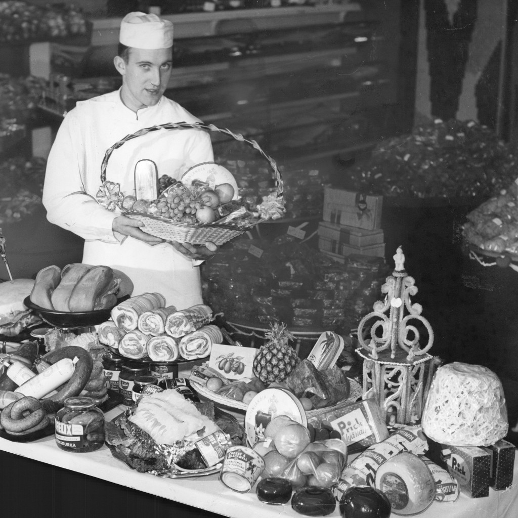 1958 stiger matpriserna kraftigt och julmaten blir dyrare än någonsin.