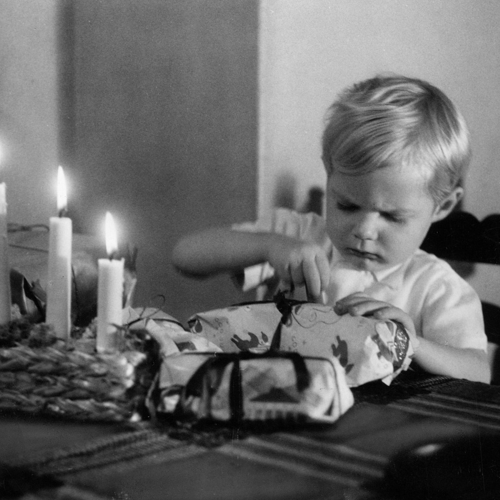 1952, lille Tomas slår in julkappar till mor och far.