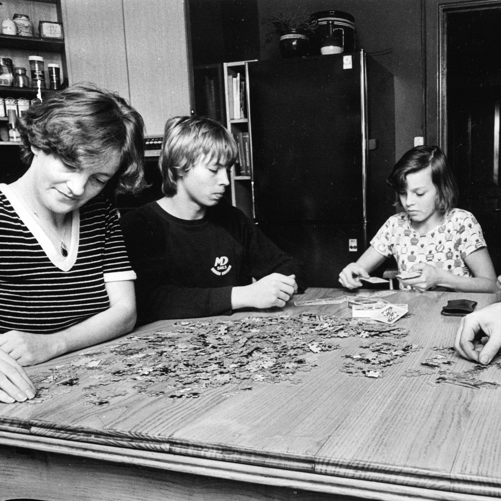 Familj som lägger pussel 1978.