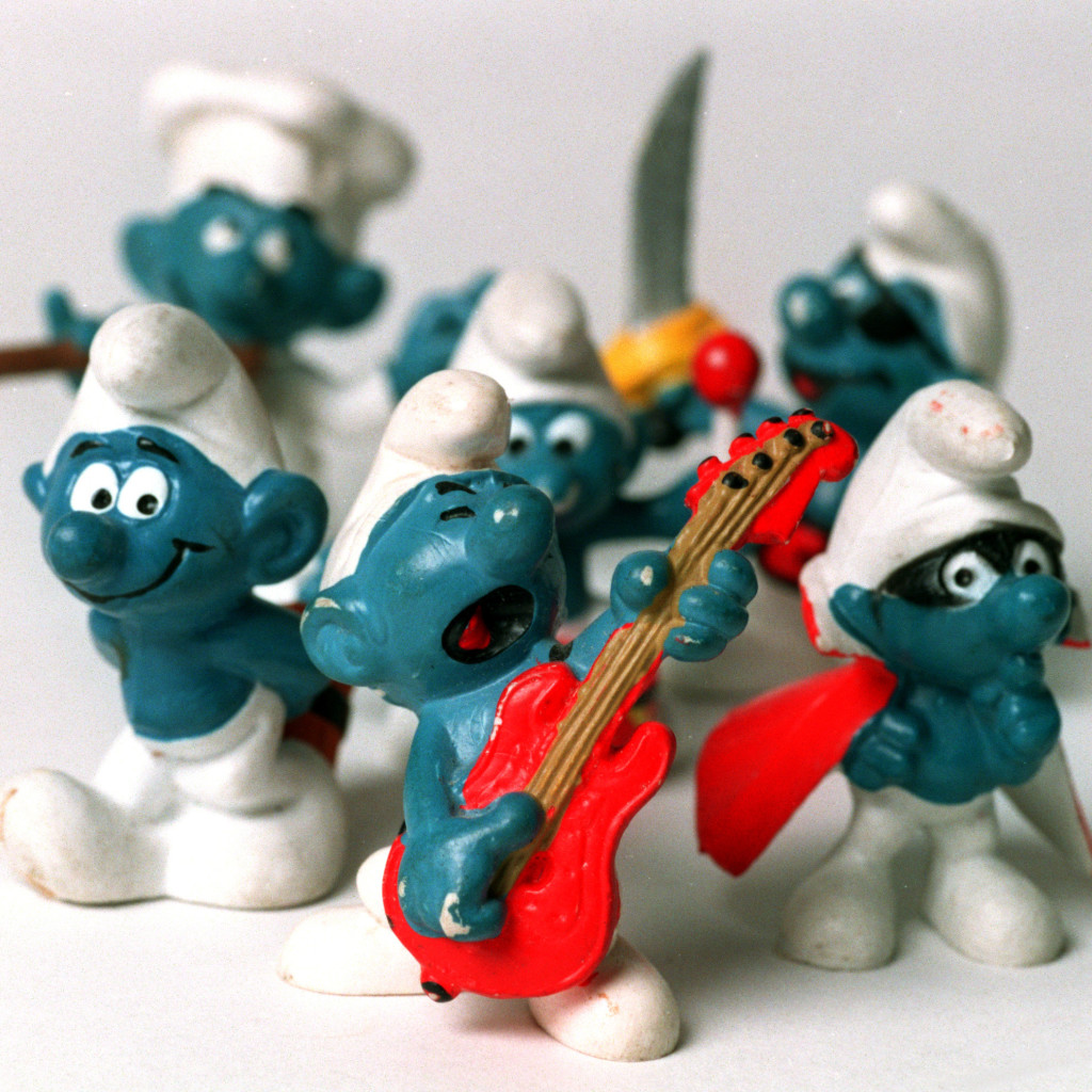 En smurf smurfar gitarr medan de andra smurferna smurfar på. Det var många som smurfade Smurfar i julklapp under 1980-talet. Smurf.