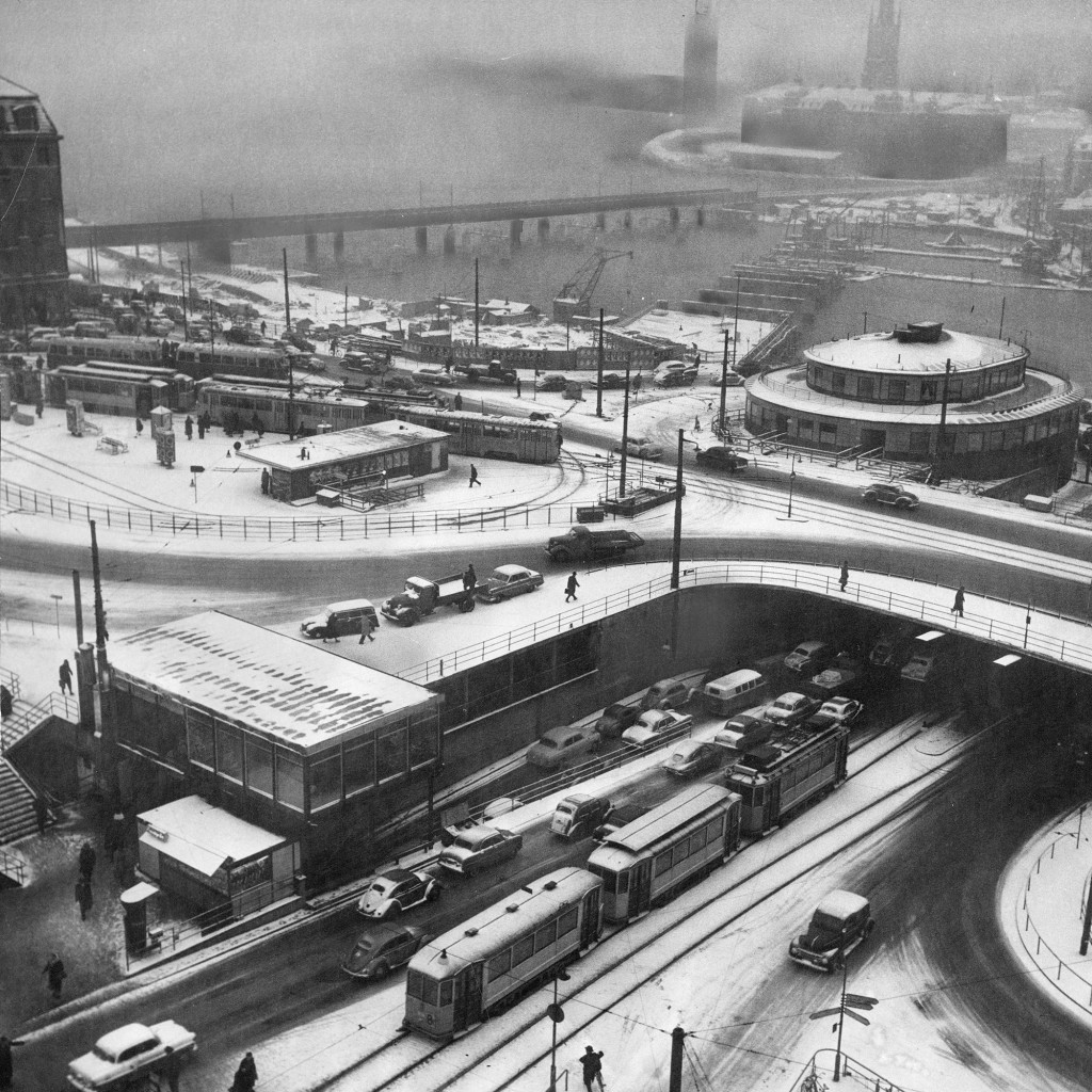 Slussen 1955, ett av decenniets snörikaste vintrar. I Stockholm föll omkring 50 centimeter snö. 