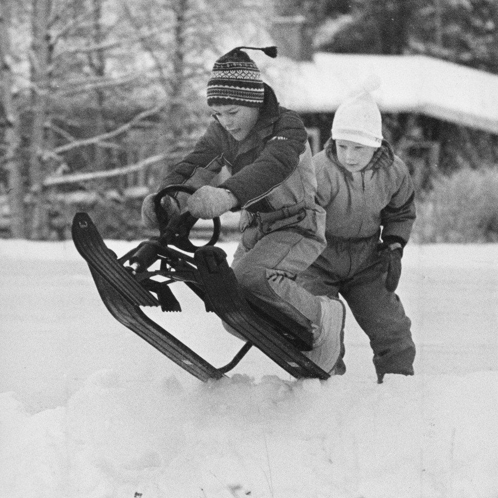Pojkar som åker snowracer, vintern 1986. Foto: Thor Lindgren.