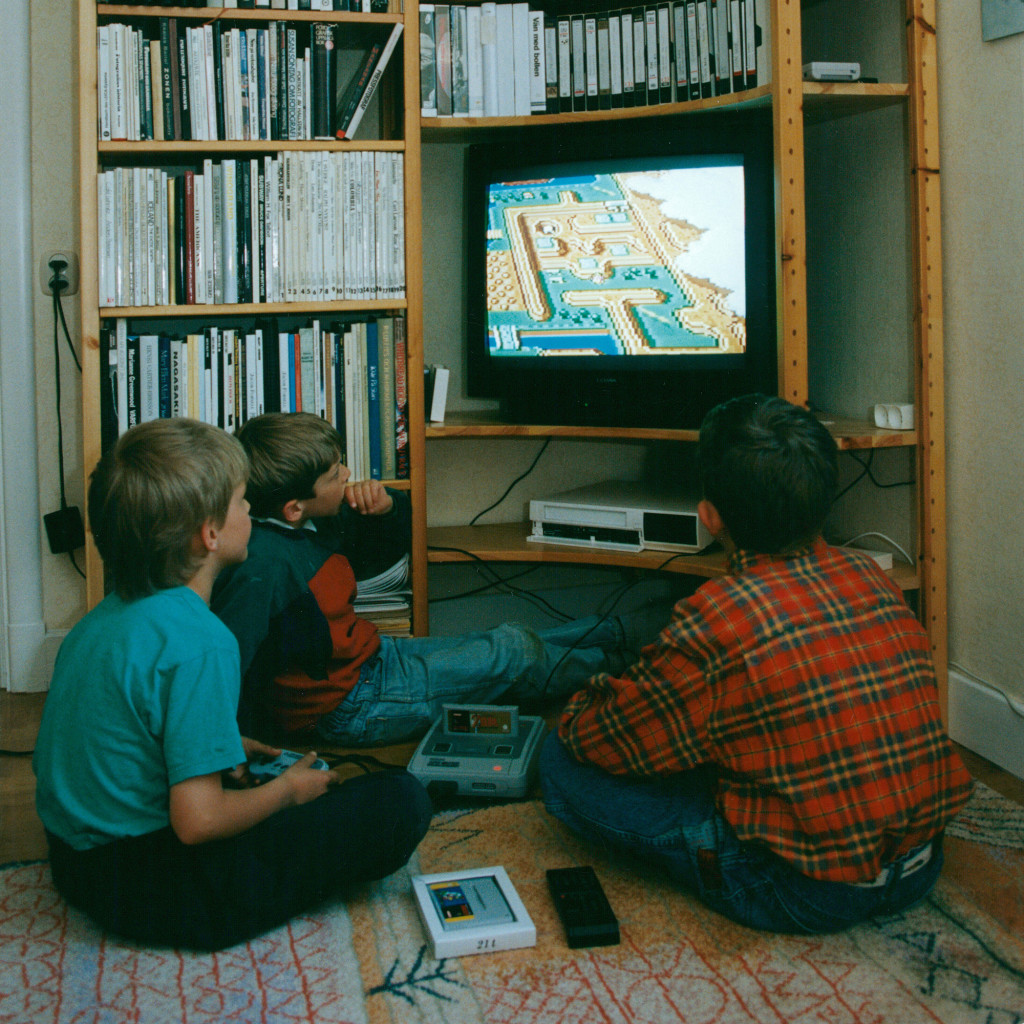 Tv-spelet var fortsatt populärt under 1990-talet. Här spelas det på ett Super nintendo, som släpptes 1990.