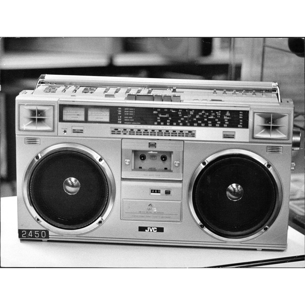Stereoradio med inbyggd kassettbandspelare, en så kallad "Bergsprängare" av märket JVC. Från 1981. Foto: Peter Knopp.