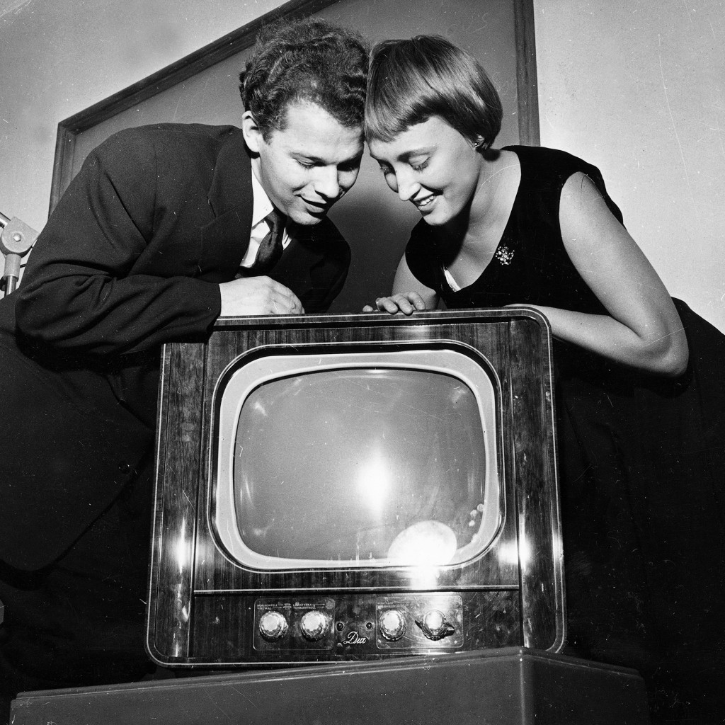 Tv-apparaten kom till Sverige under 1950-talet. Här är en av märket Dux, som säkert stod högst upp på mångas önskelista.