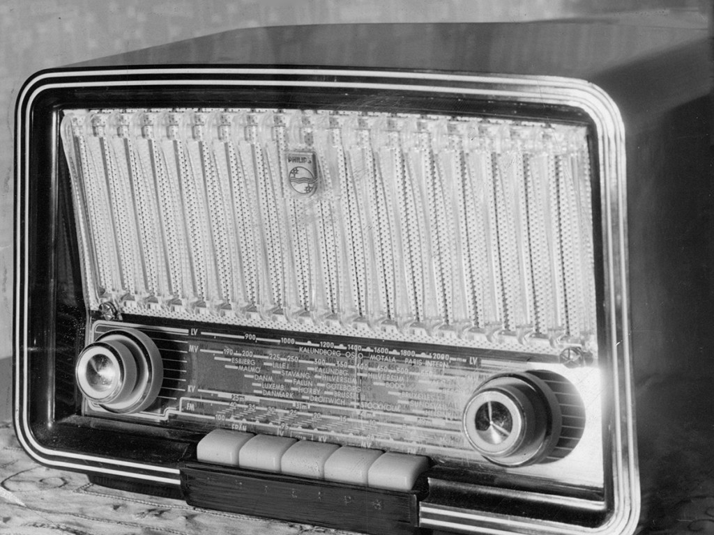 Den som hade råd kunde köpa en radioapparat för att roa familjen. Foto: Sven Braf.